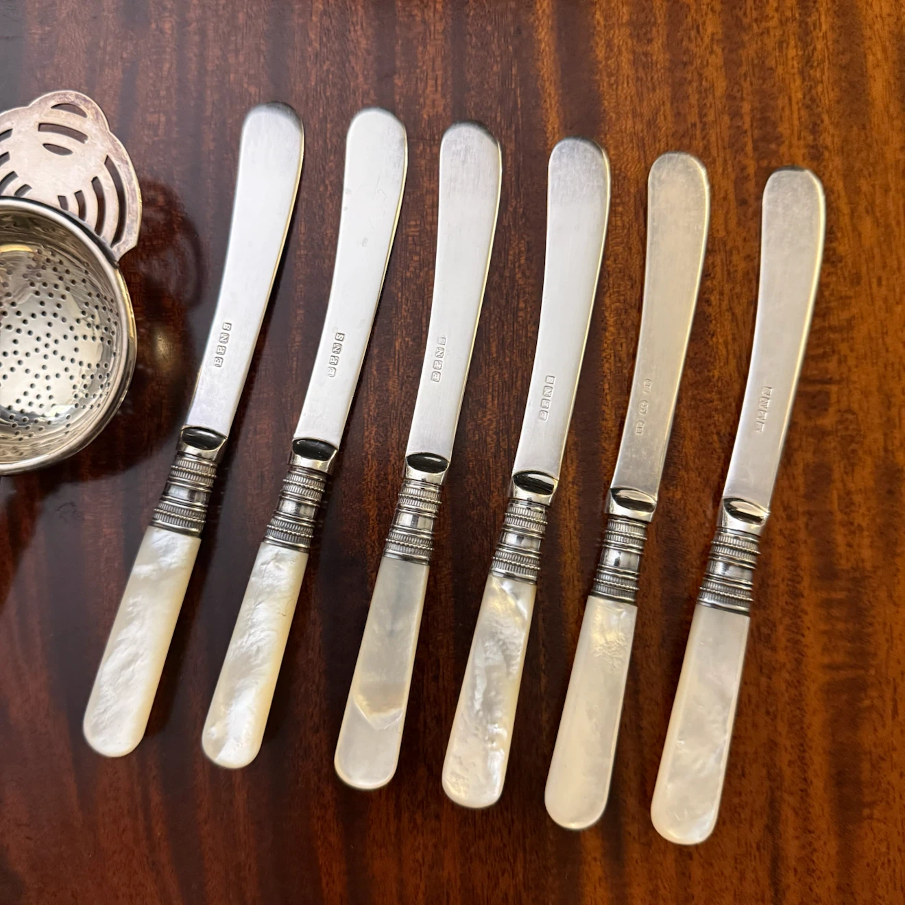 Mother of pearl handle butter knives and tea strainers - photo 2