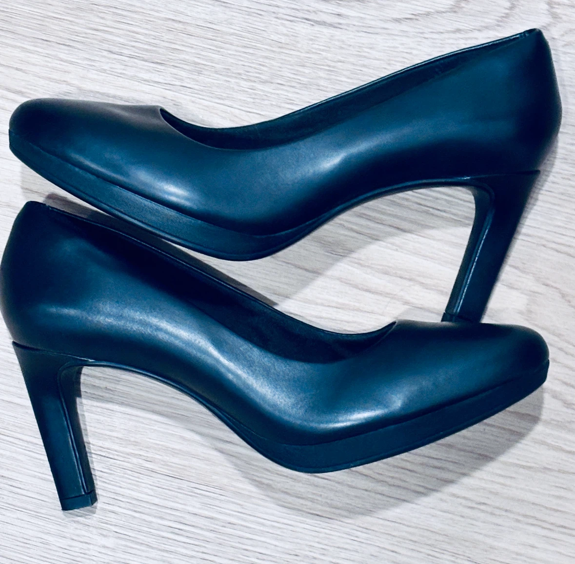 CLARKS Black Leather Platform Pumps - Size 8.5
