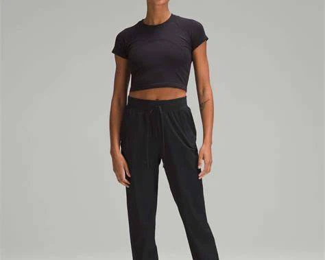 Lululemon License to Train Pants – Size 8
