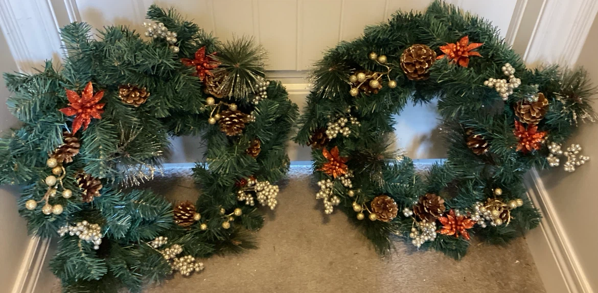 Set of 2 Christmas Wreaths - photo 2