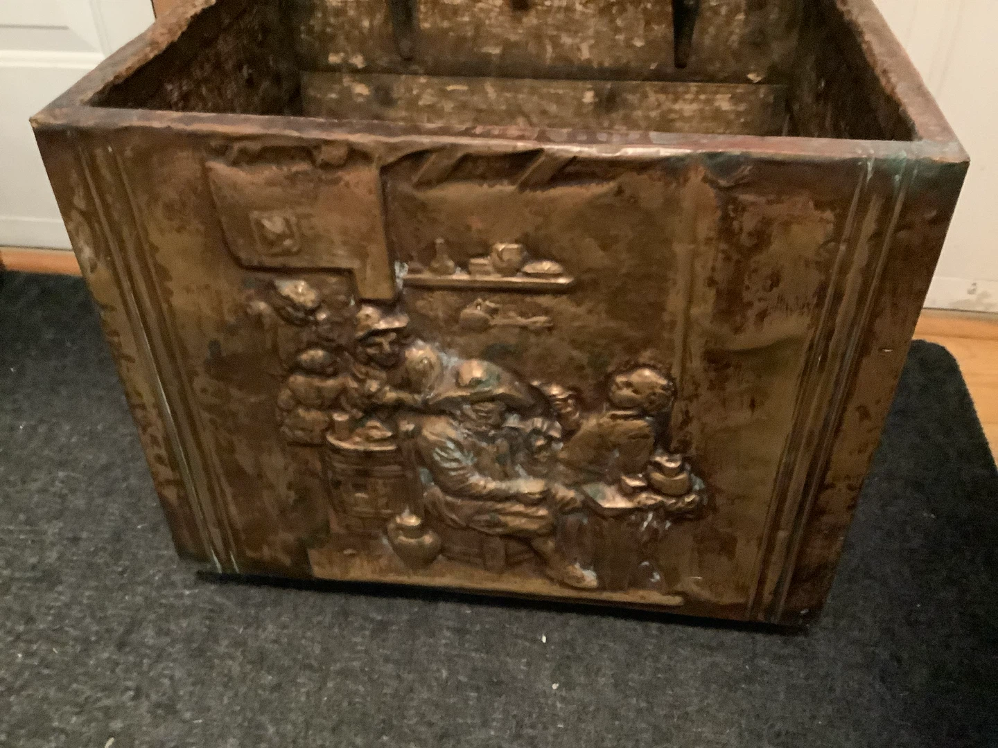 Antique Embossed Repousse Brass & Wood Fireside Storage Bin 🐞 - photo 2