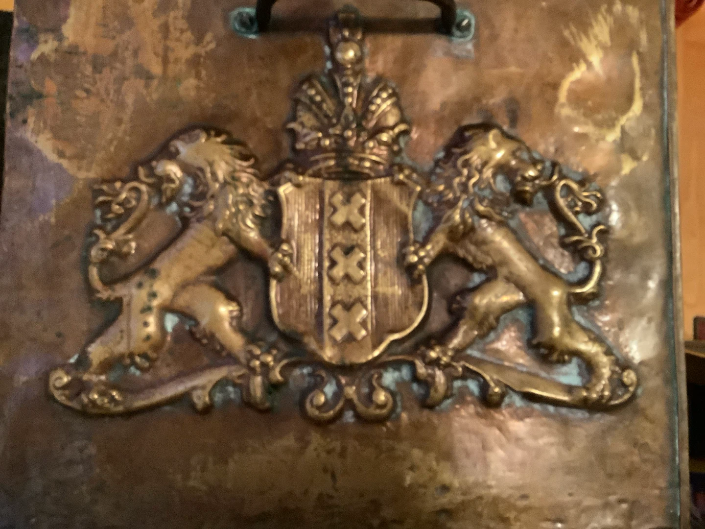 Antique Embossed Repousse Brass & Wood Fireside Storage Bin 🐞 - photo 3