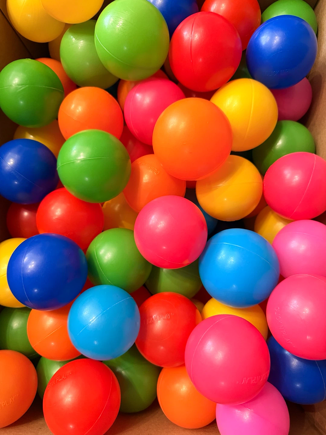730 Multicoloured Ball Pit Balls – Large Lot