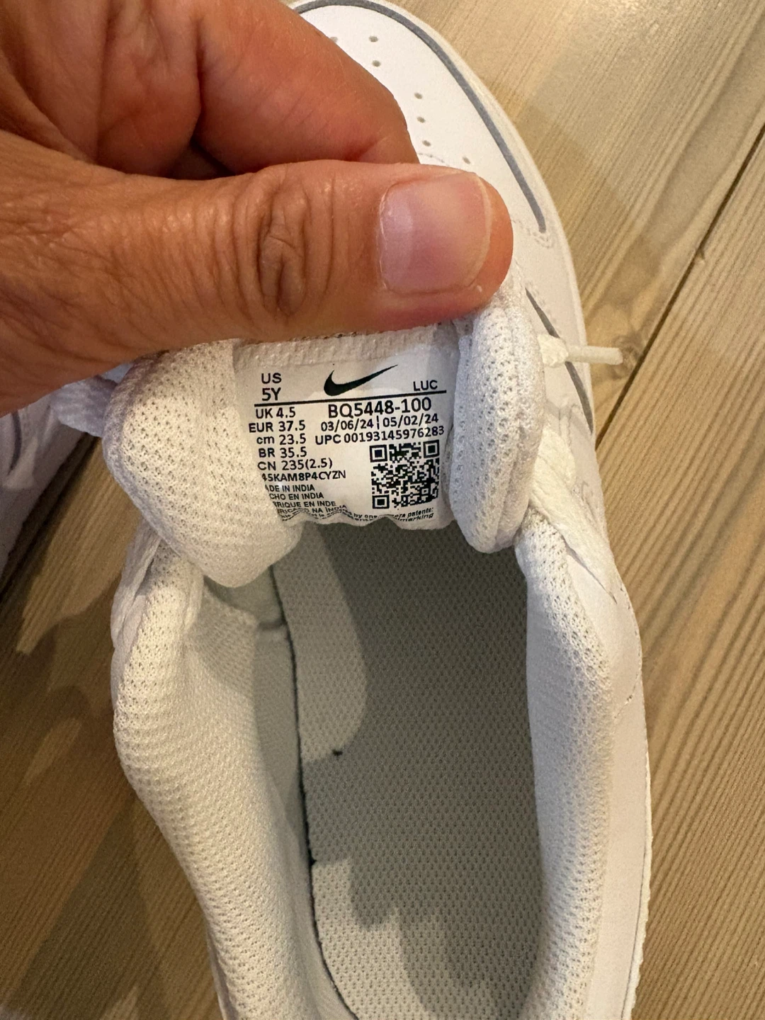 Women's Nike White Sneakers Size 5Y - photo 2