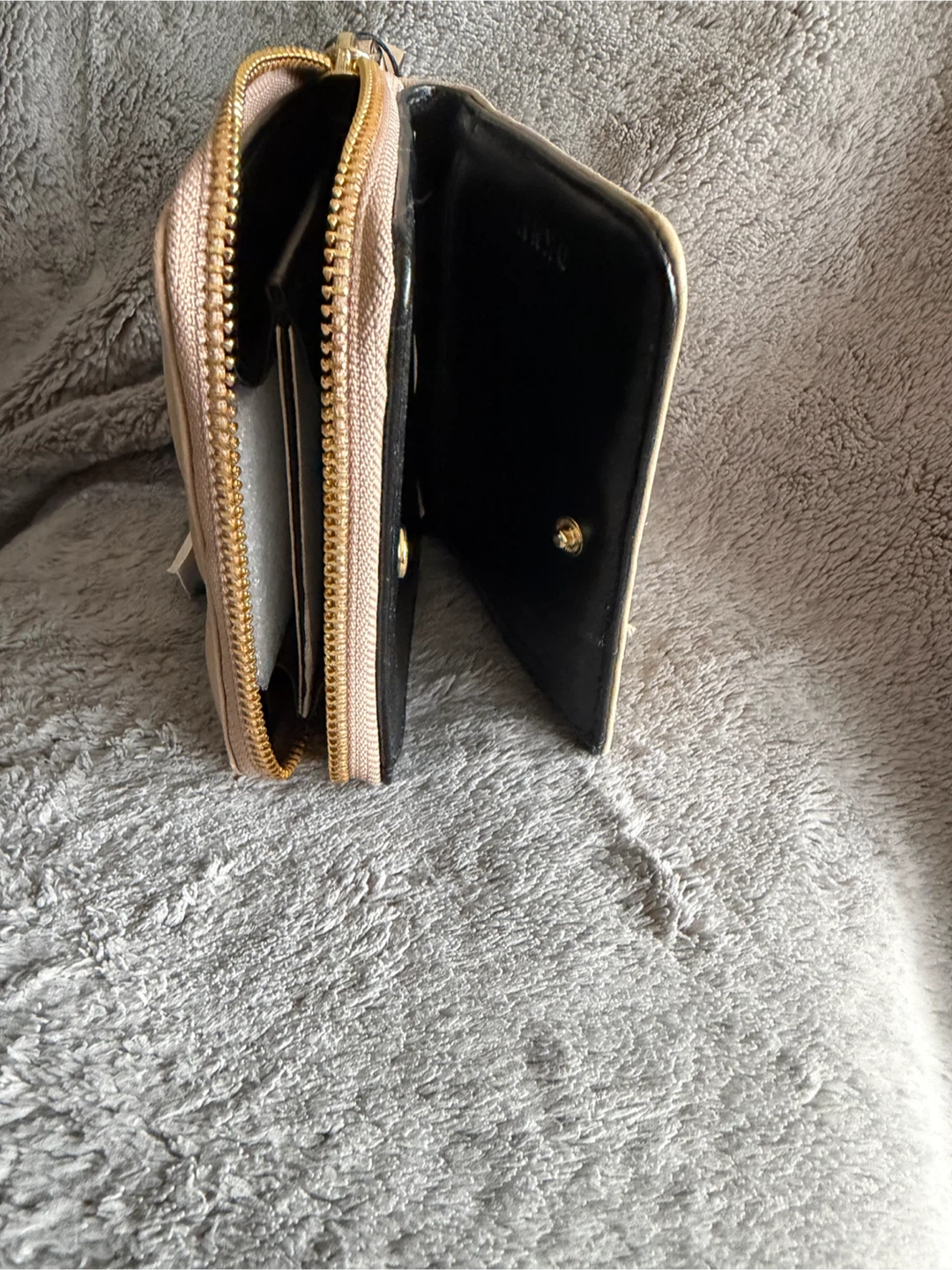 DKNY Quilted Leather Wallet Beautiful and brand new - photo 2