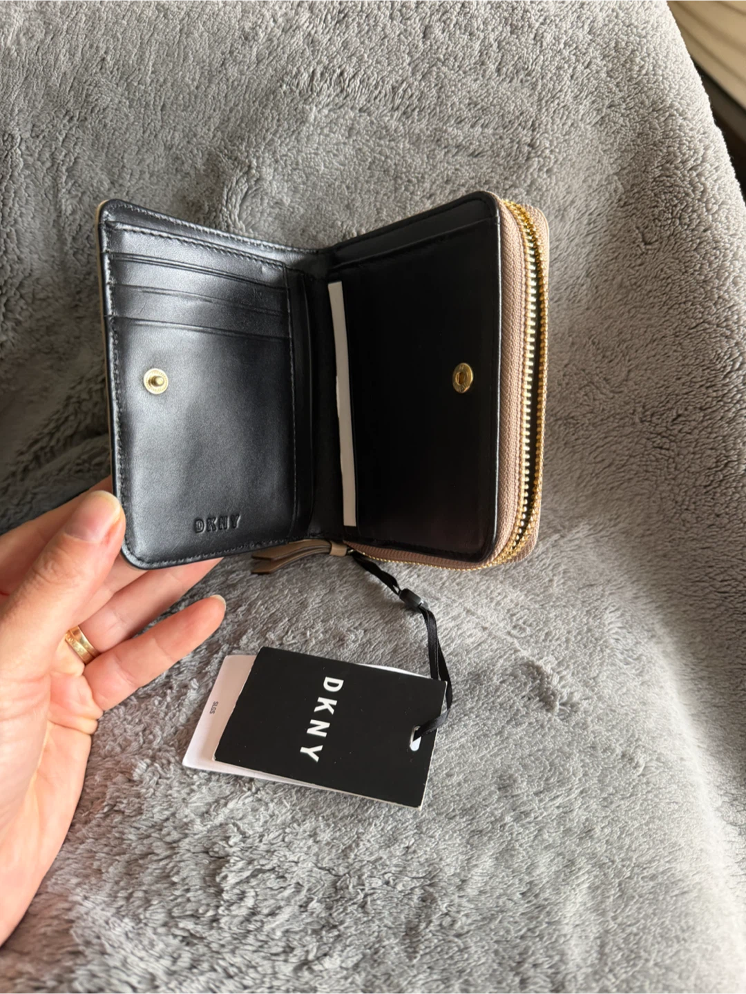 DKNY Quilted Leather Wallet Beautiful and brand new - photo 3