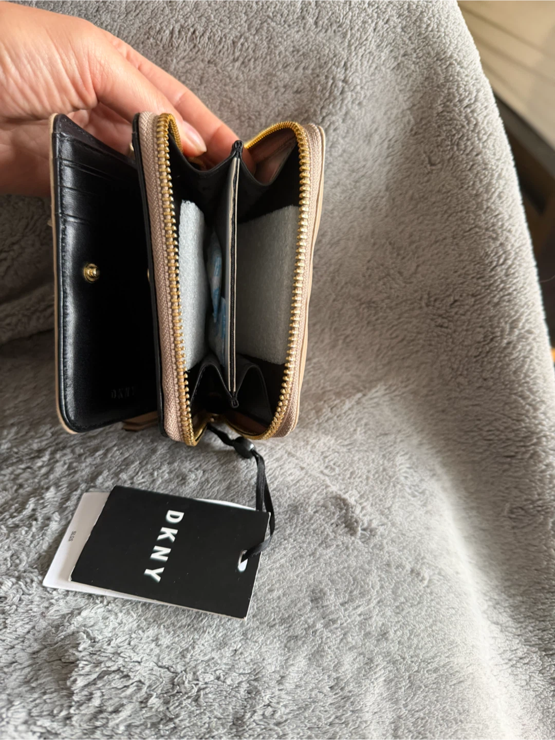 DKNY Quilted Leather Wallet Beautiful and brand new - photo 4