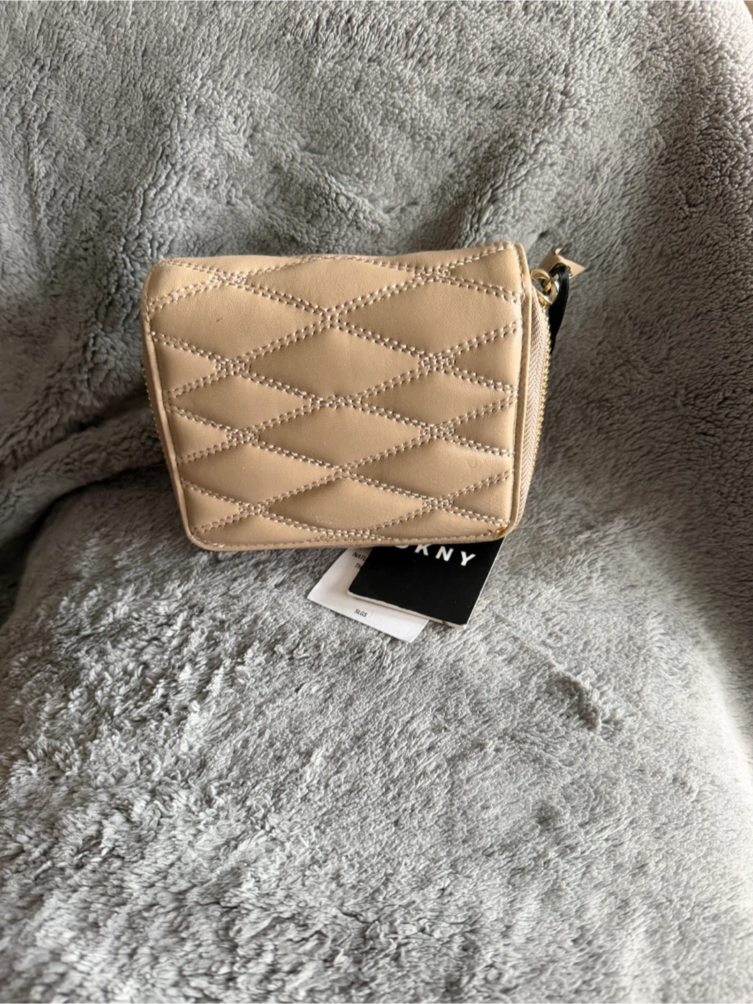 DKNY Quilted Leather Wallet Beautiful and brand new - photo 5
