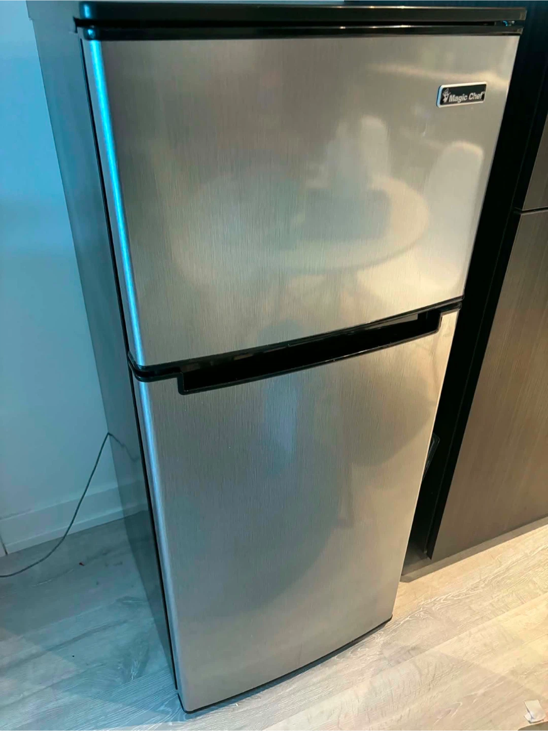 Magic Chef HMDR450SEF mini refrigerator