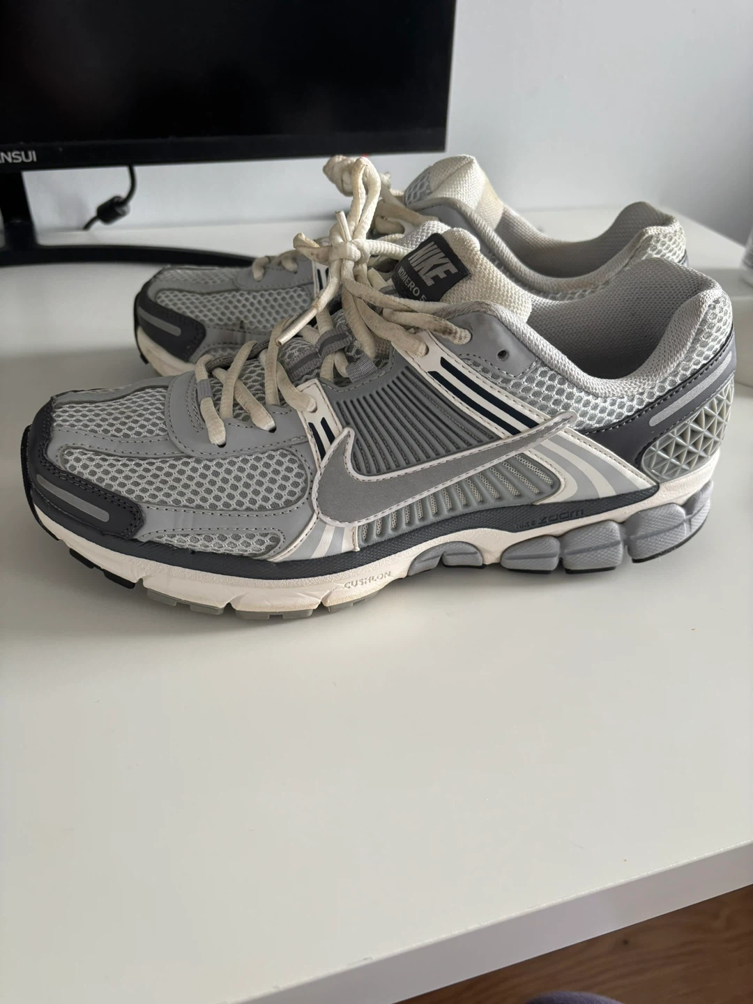 Nike Zoom Vomero 5 Shoes Size 10.5