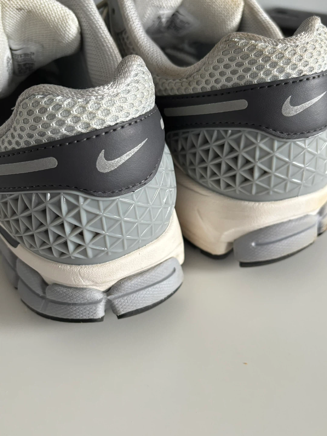 Nike Zoom Vomero 5 Shoes Size 10.5 - photo 3