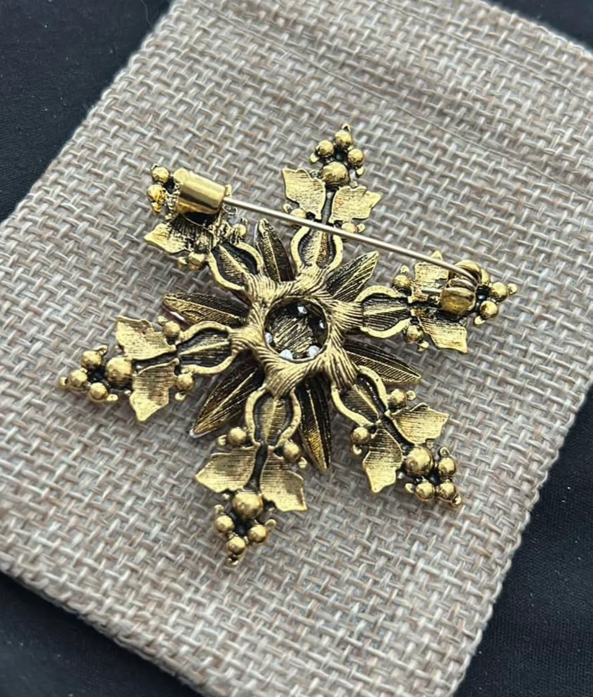 Poinsettia snowflake brooch - photo 2