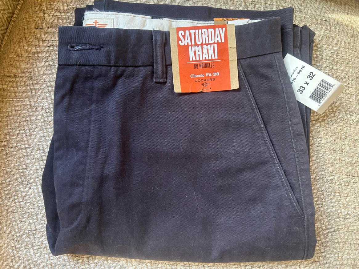 NWT-Dockers Men's Saturday Khaki D3 Classic-Fit W33 L32