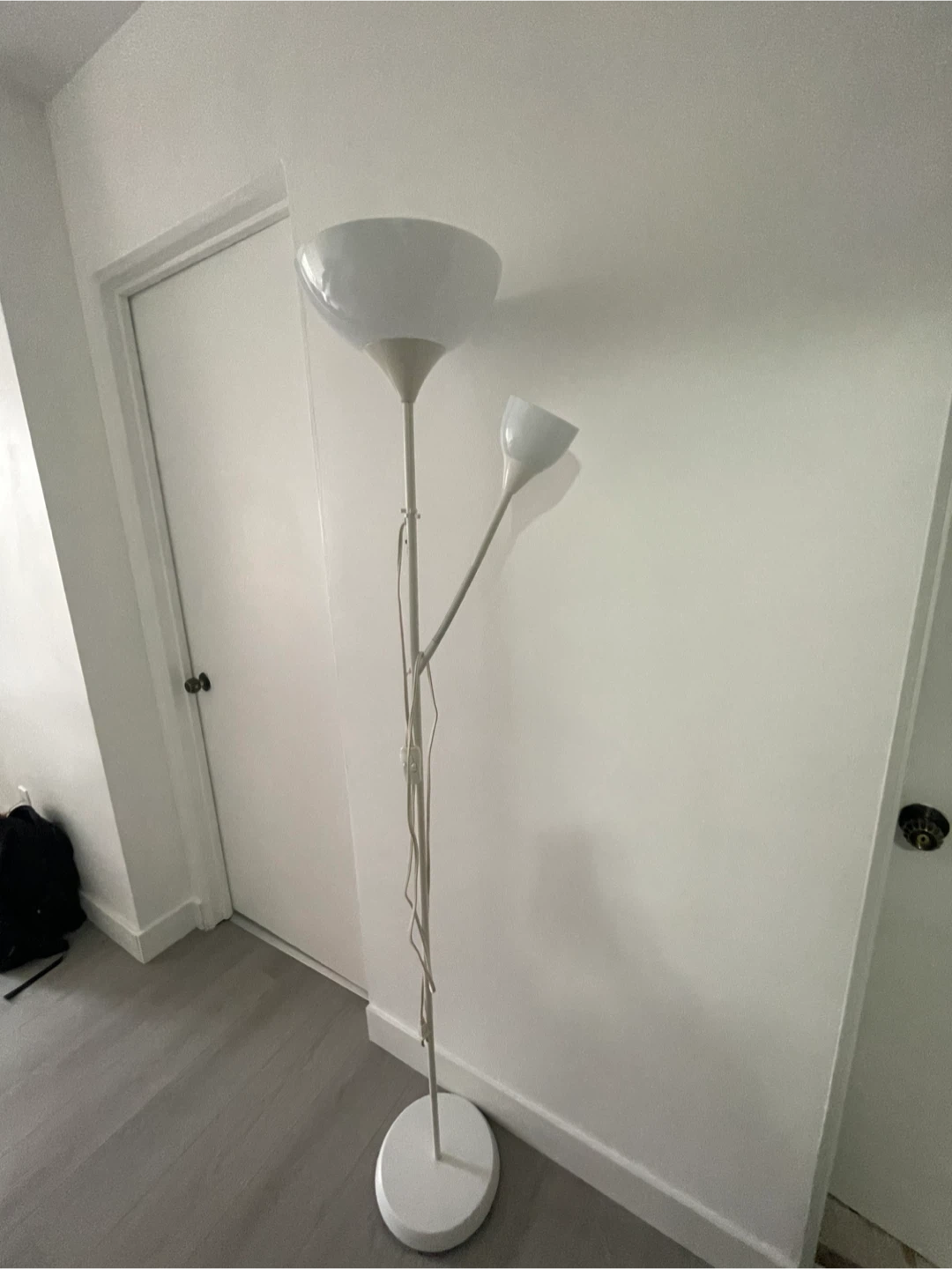 White floor lamp - photo 2