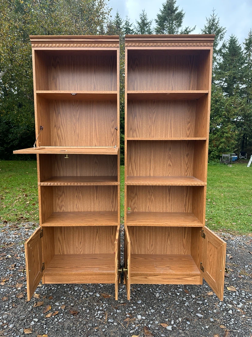 Vintage Oak Finish Bookcase / Cabinets (CAN DELIVER) - photo 2