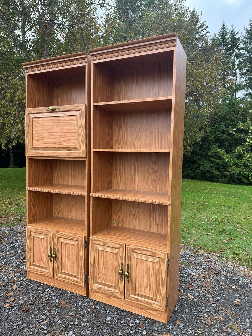 Vintage Oak Finish Bookcase / Cabinets (CAN DELIVER) - photo 3
