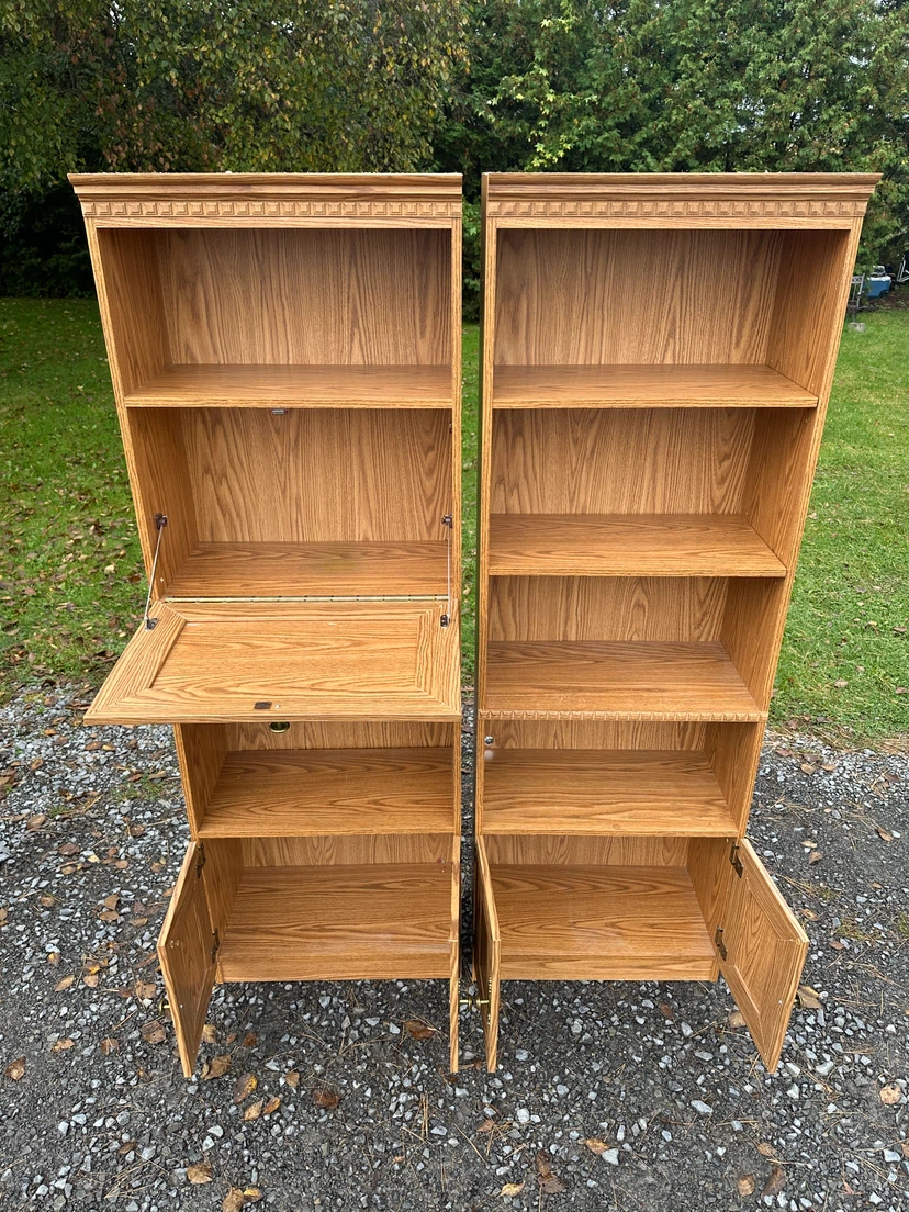 Vintage Oak Finish Bookcase / Cabinets (CAN DELIVER) - photo 5