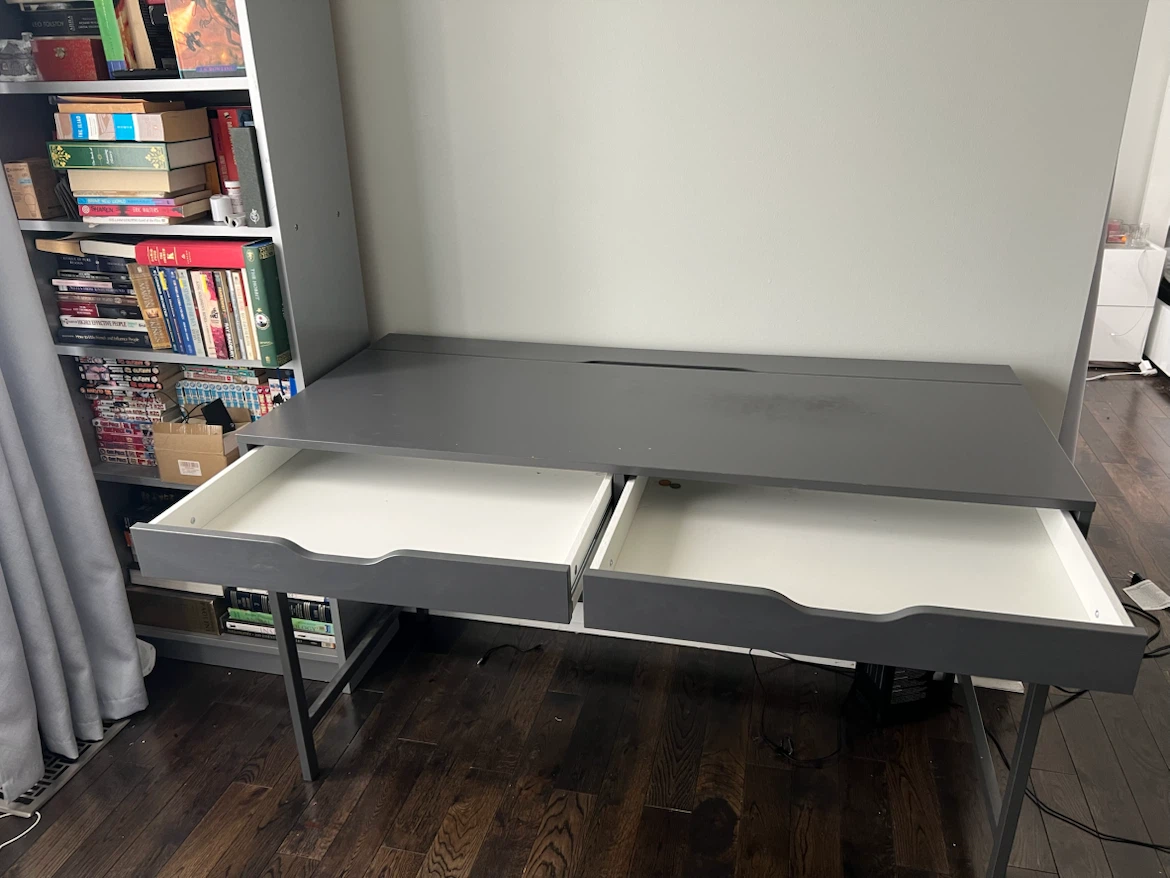 Desk with 2 large drawers. - photo 2