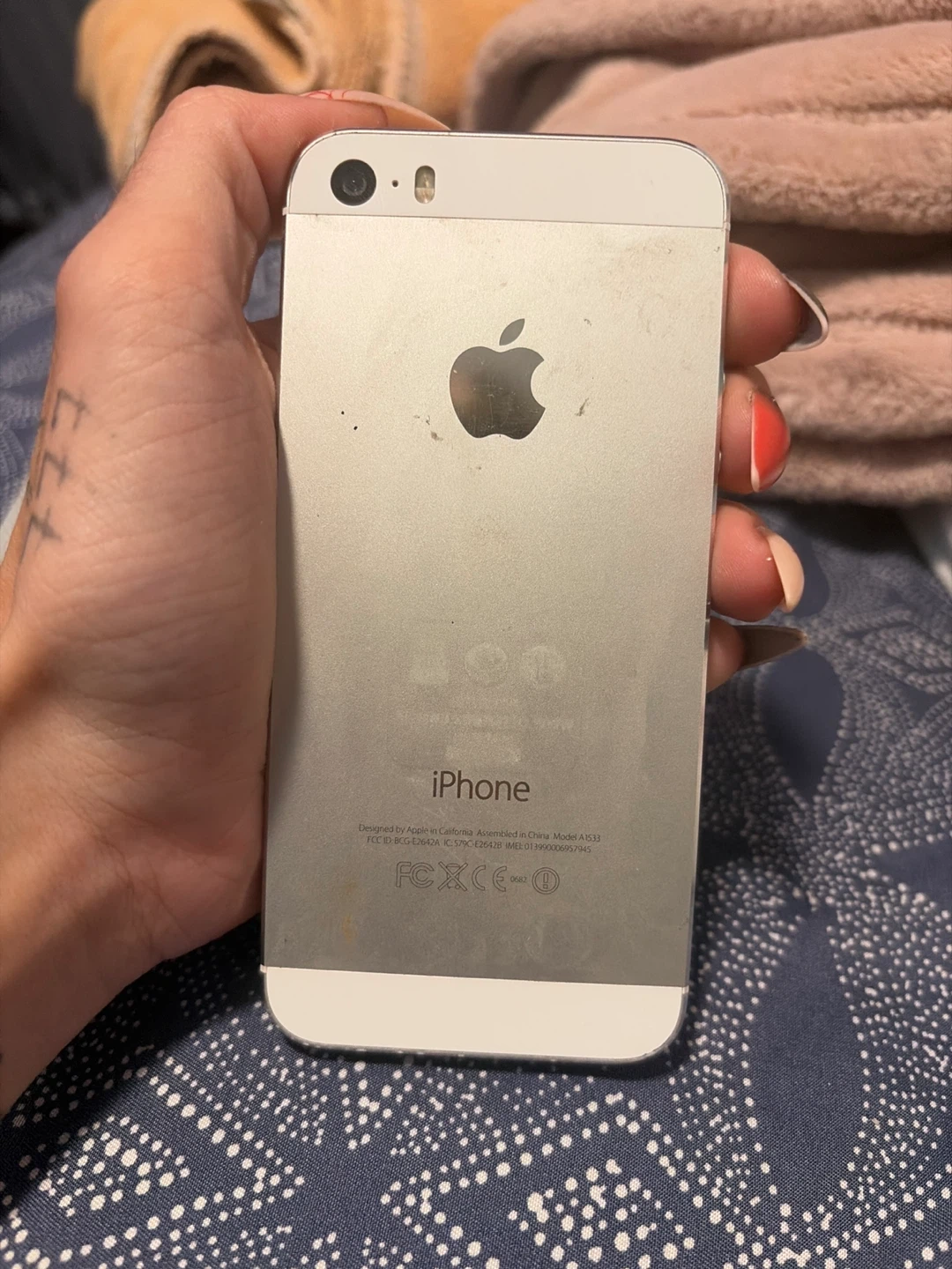 Two Apple iPhone 5s Smartphones - photo 5
