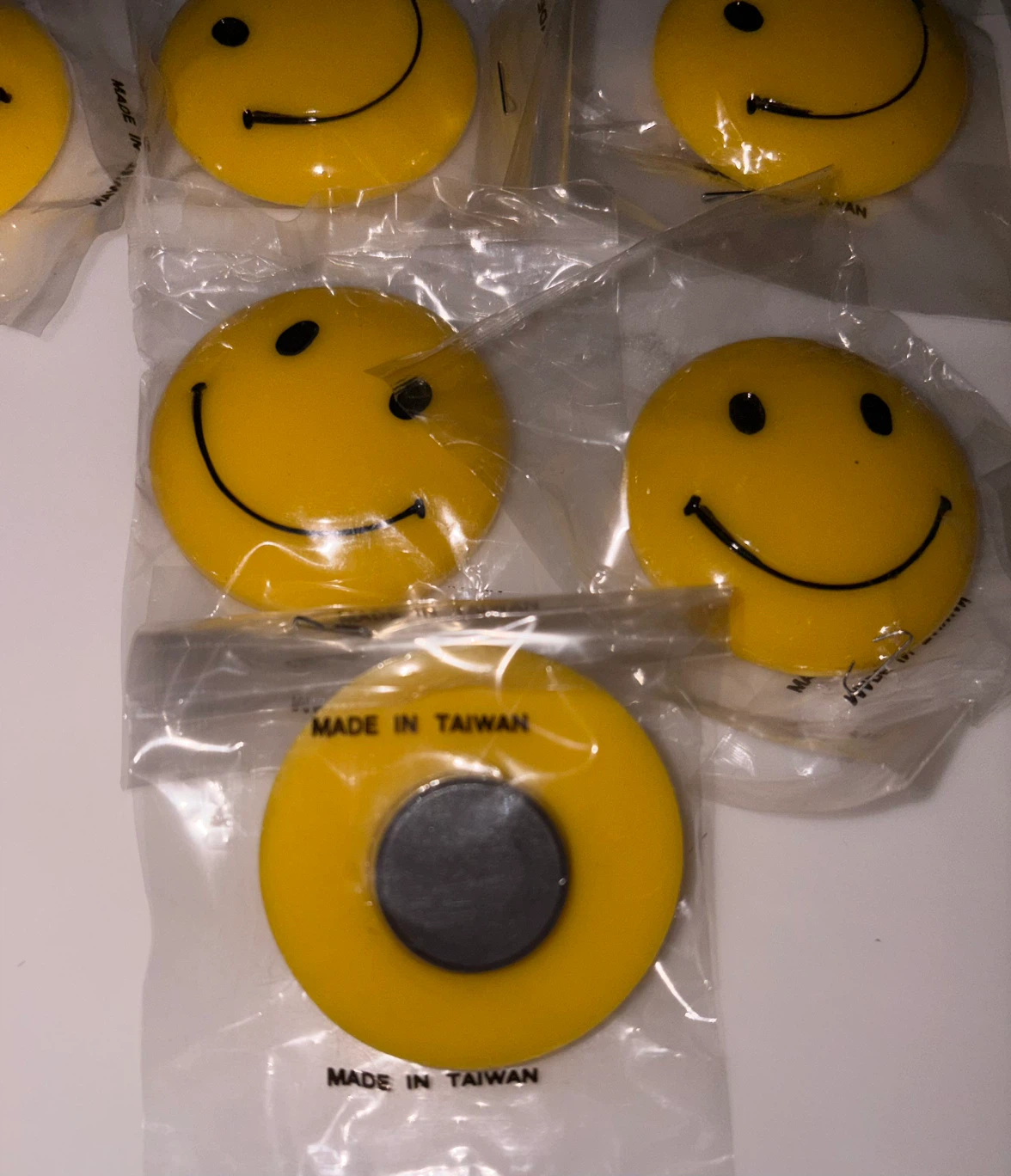 Vintage old stock Set of 8 Smiley Face Magnets - photo 3