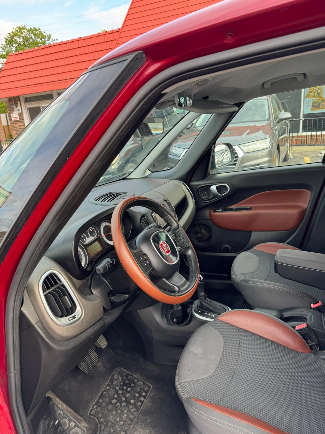 2015 Red Fiat 500L Hatchback - photo 5