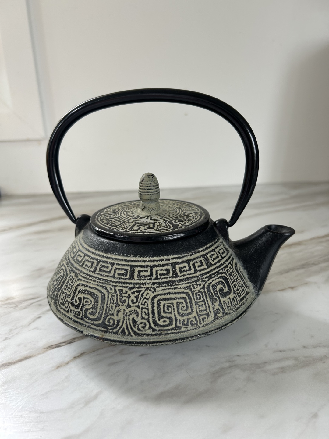 Cast iron teapot with strainer