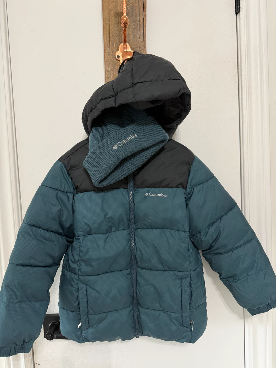 Boys XS (6/7) Columbia winter coat with Omni heat toque set