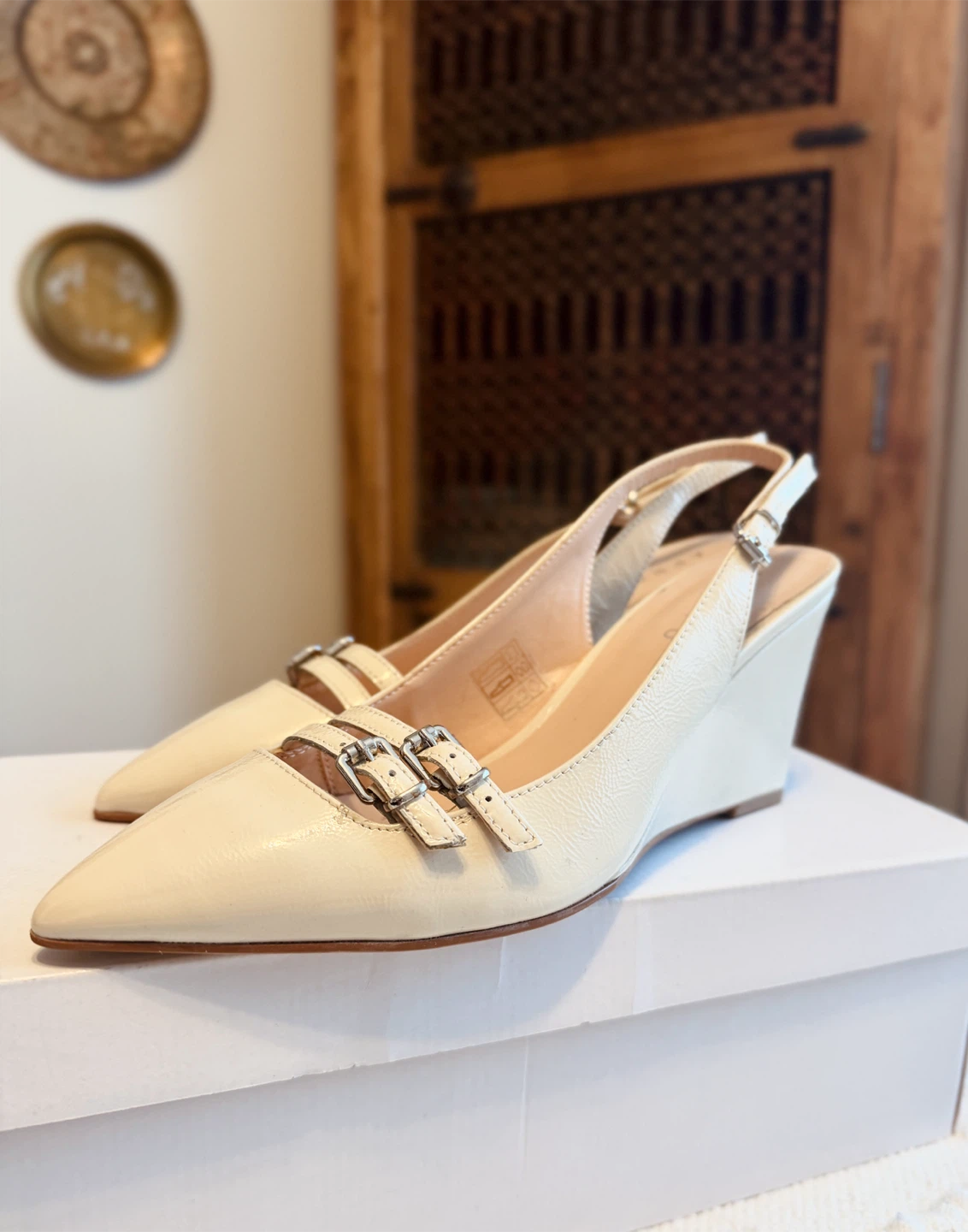 Souliers neufs • new shoes