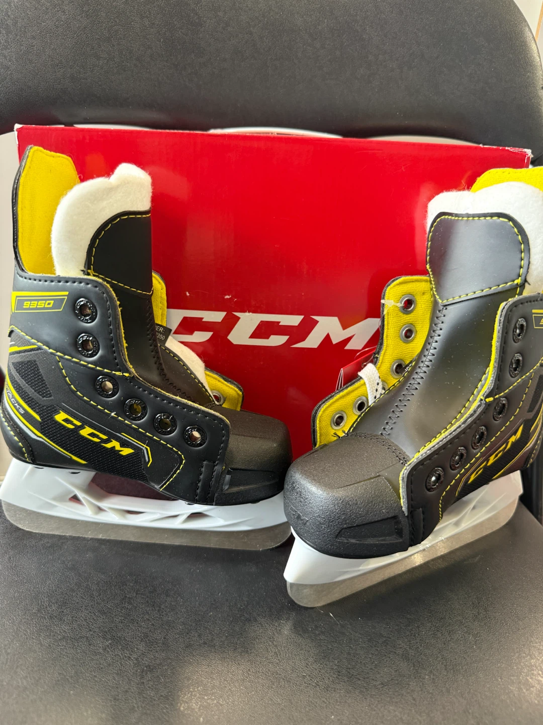 CCM 9350 Youth Ice Skates Size 6 yt