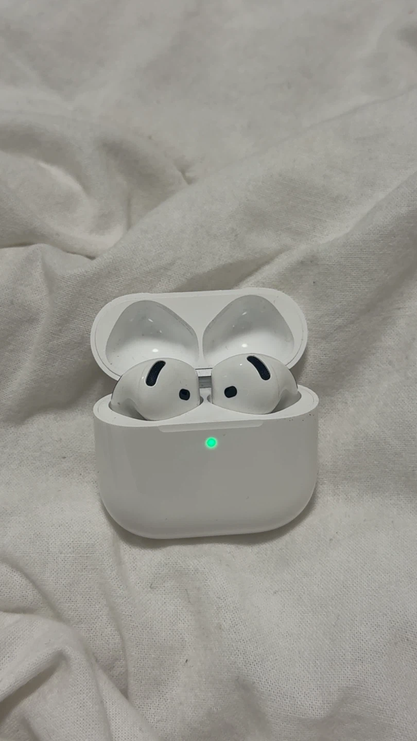 Apple AirPods withCharging Case