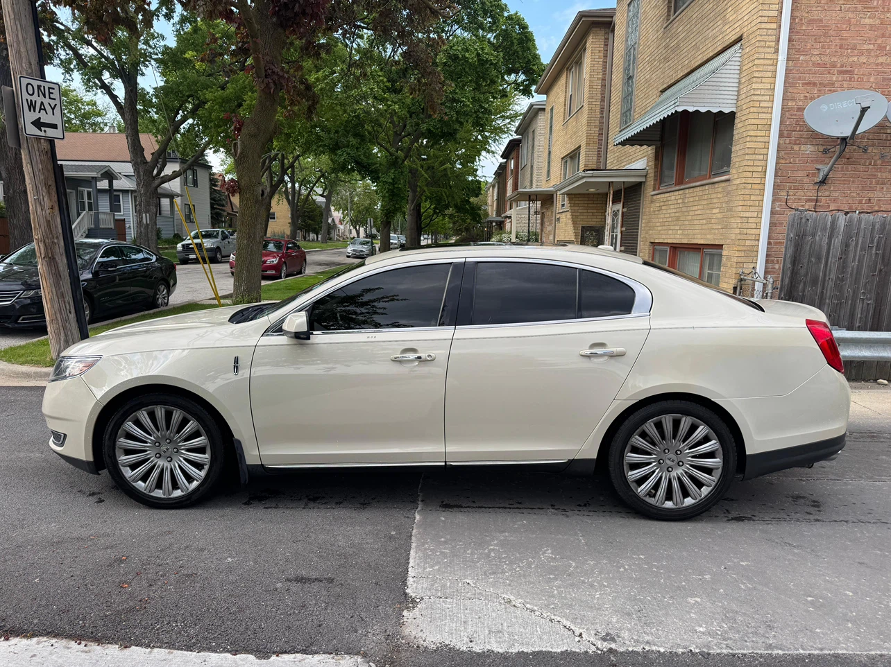 2014 Lincoln MKS Sedan - photo 2