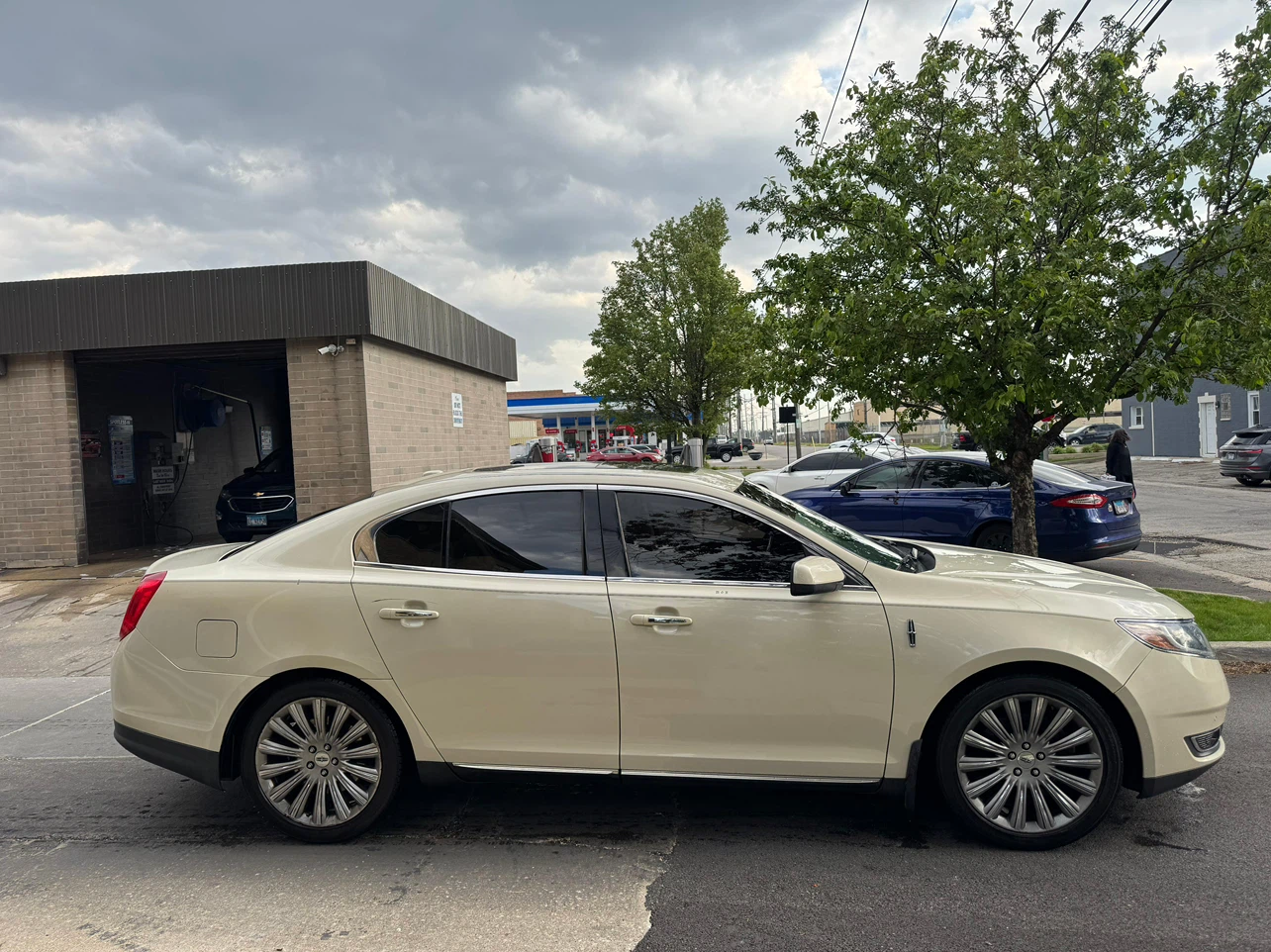 2014 Lincoln MKS Sedan - photo 3