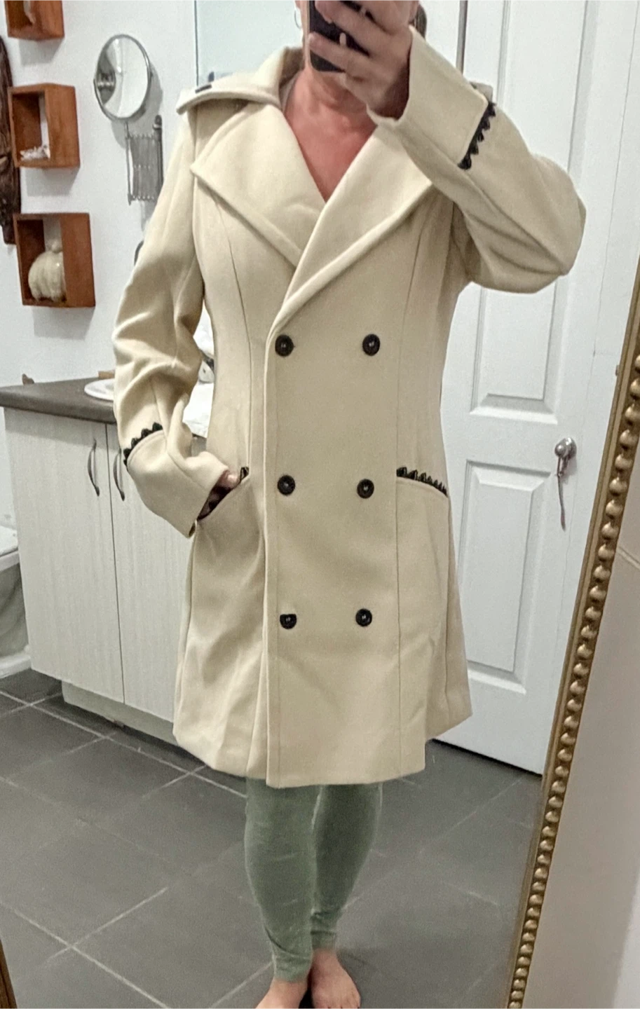 Manteau neuf • New Jacket
