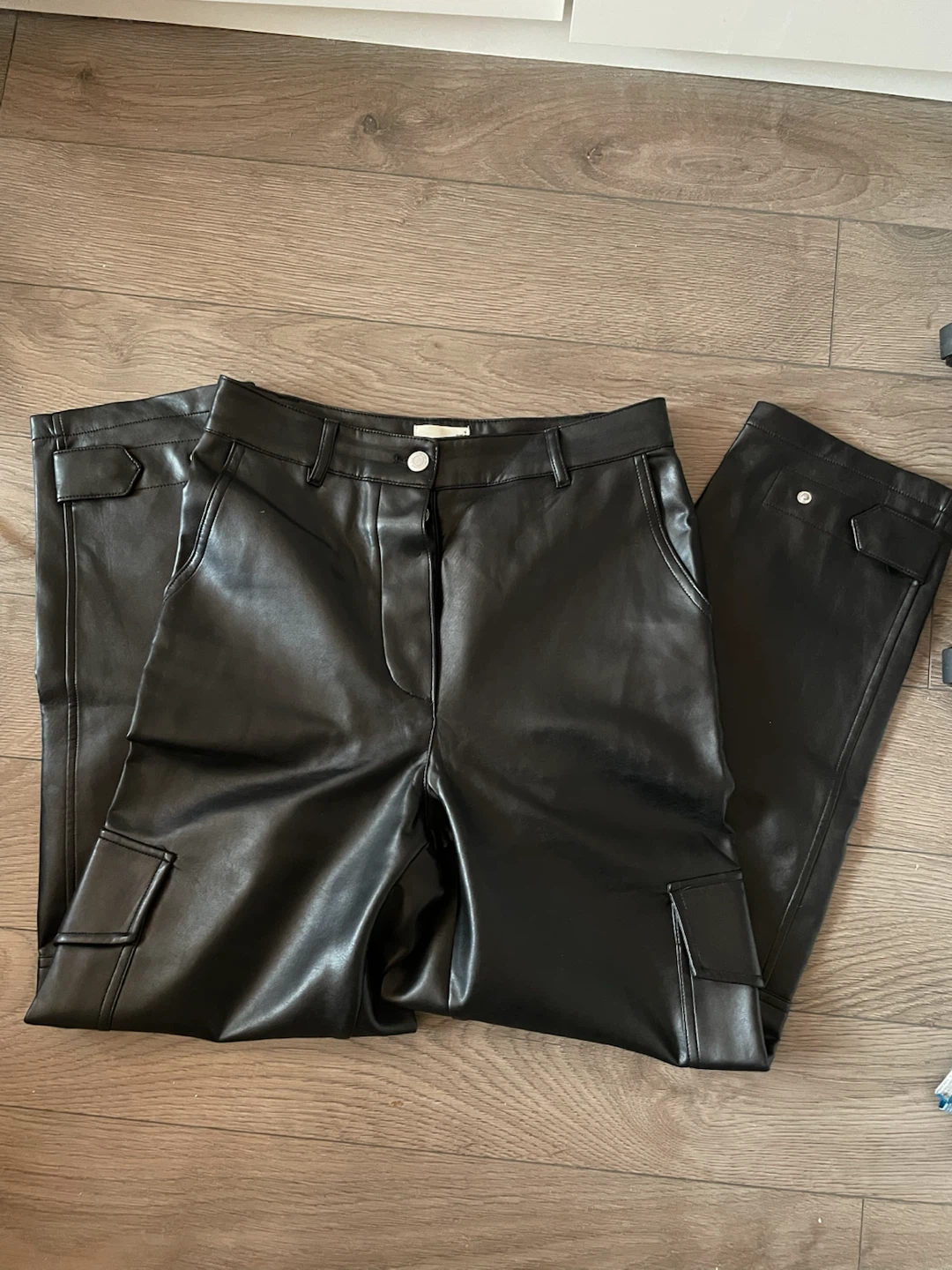 Wilfred Free Black Faux Leather Modern Cargo Pants Size 4 - photo 3
