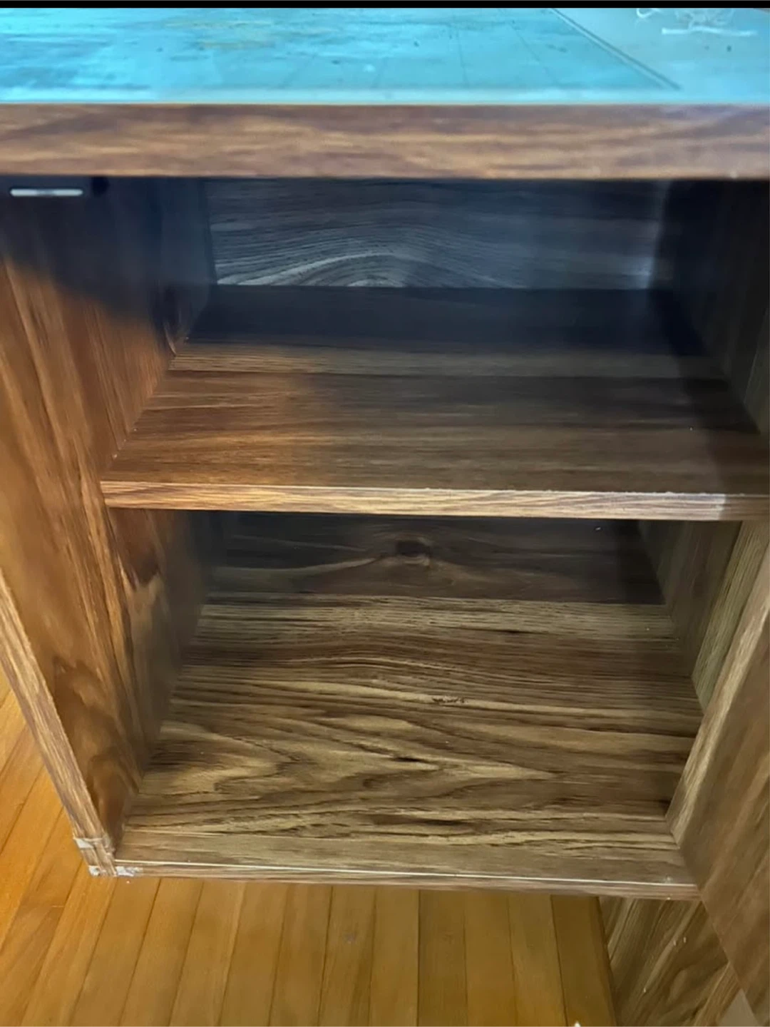 Desk - photo 2
