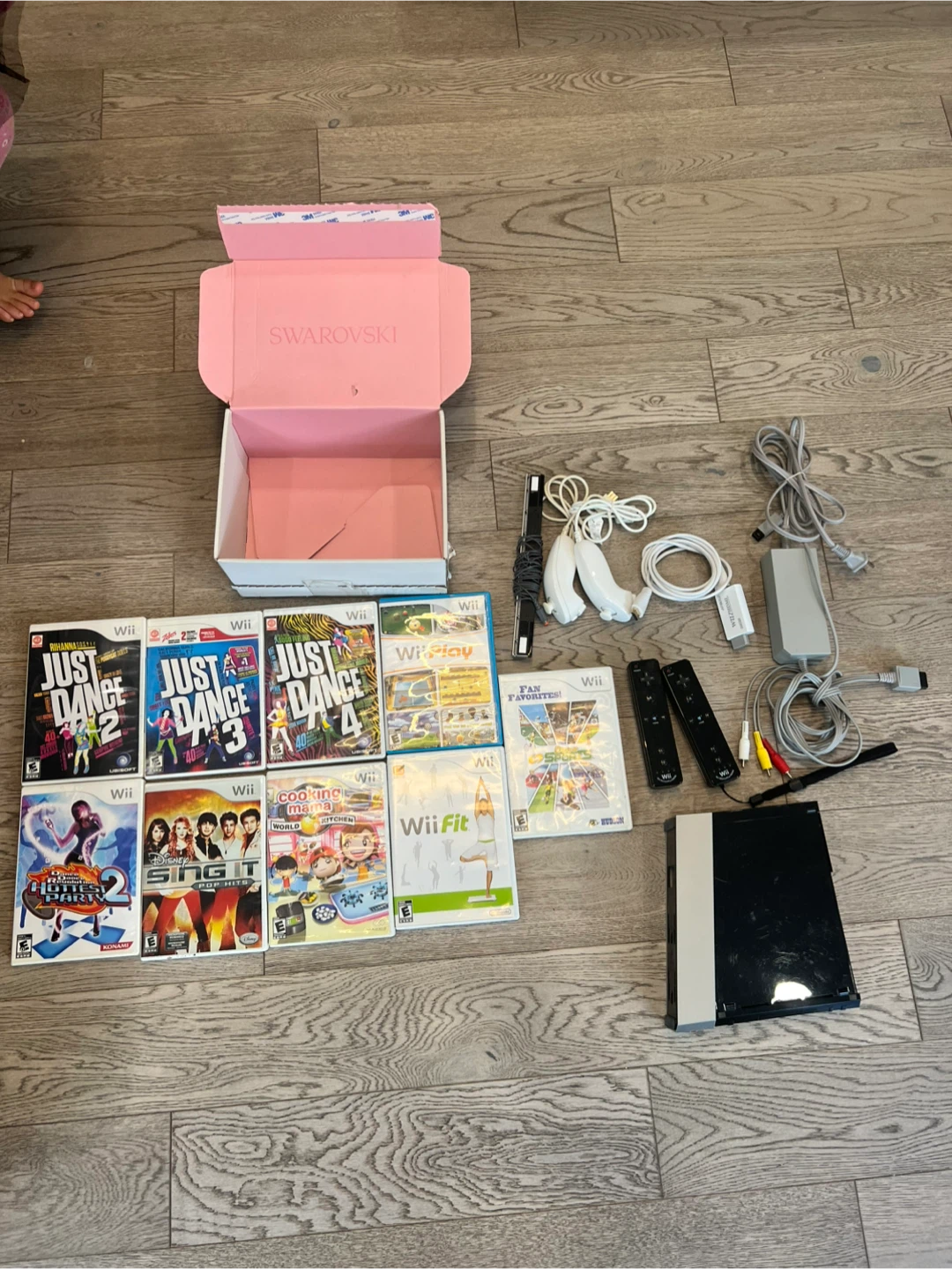 Nintendo Wii Console Bundle with Controllers and 9 Games - photo 3