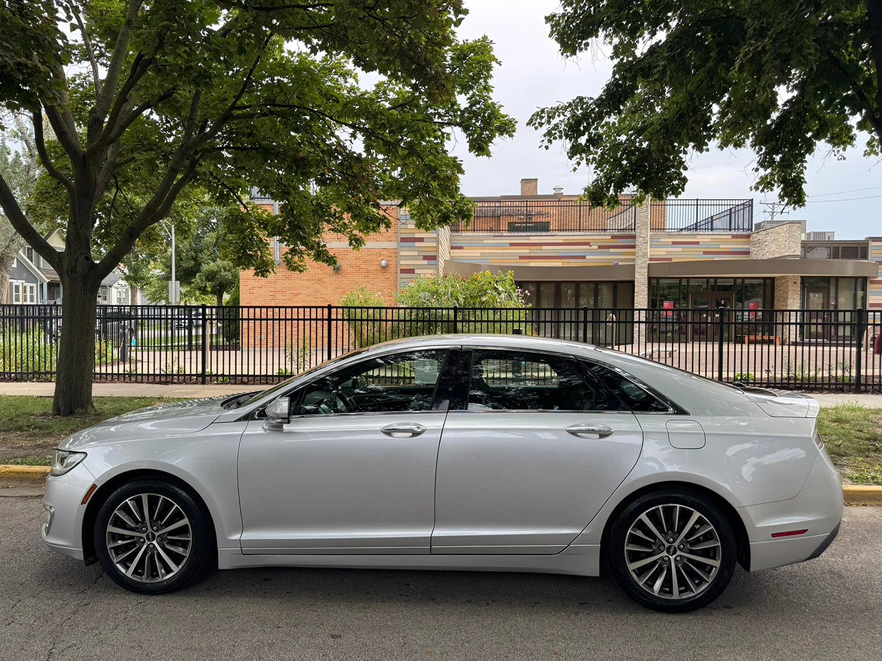 2017 Lincoln MKZ Hybrid Sedan - photo 2