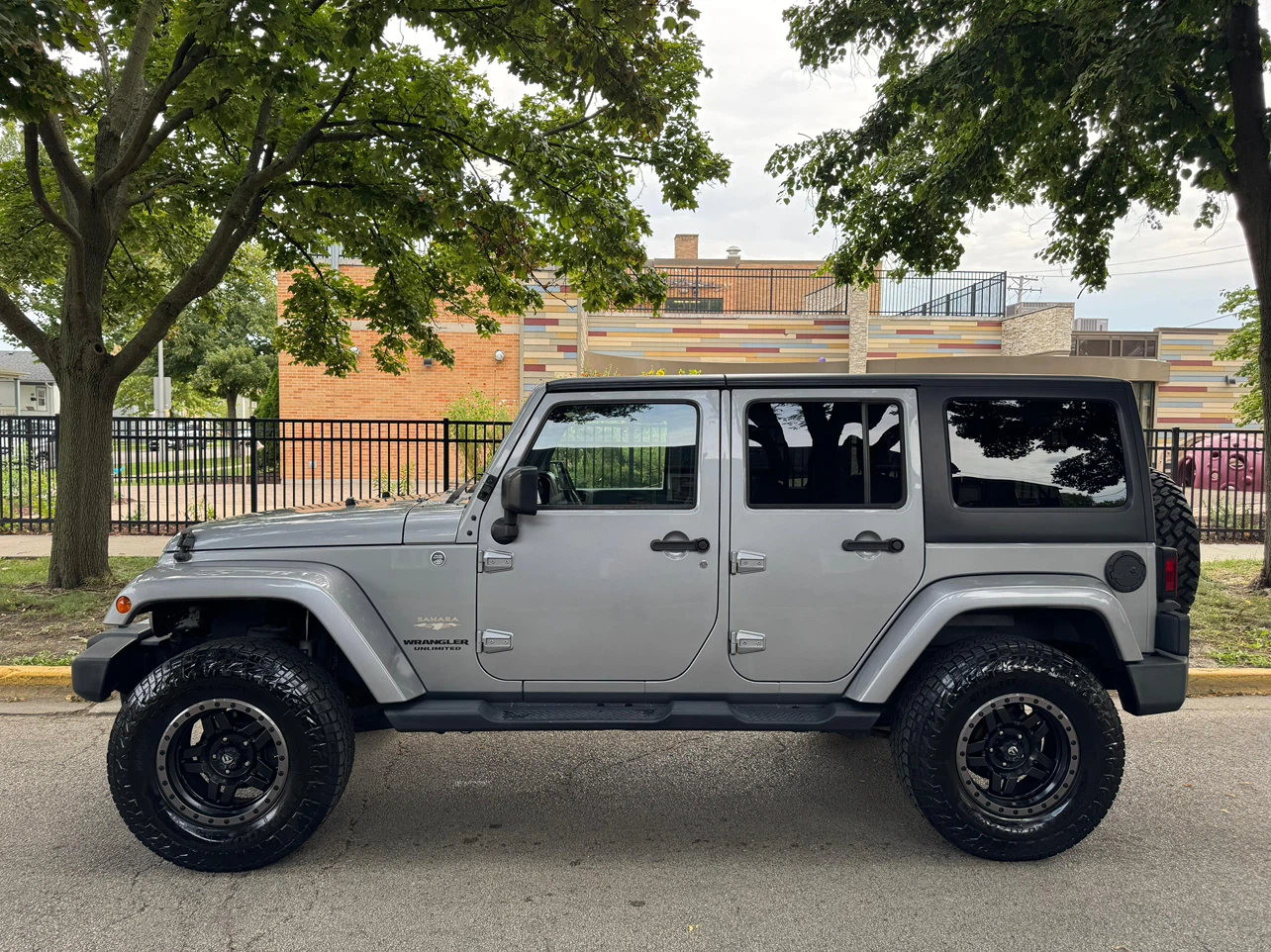 2015 Jeep Wrangler Unlimited Sahara Silver - photo 2