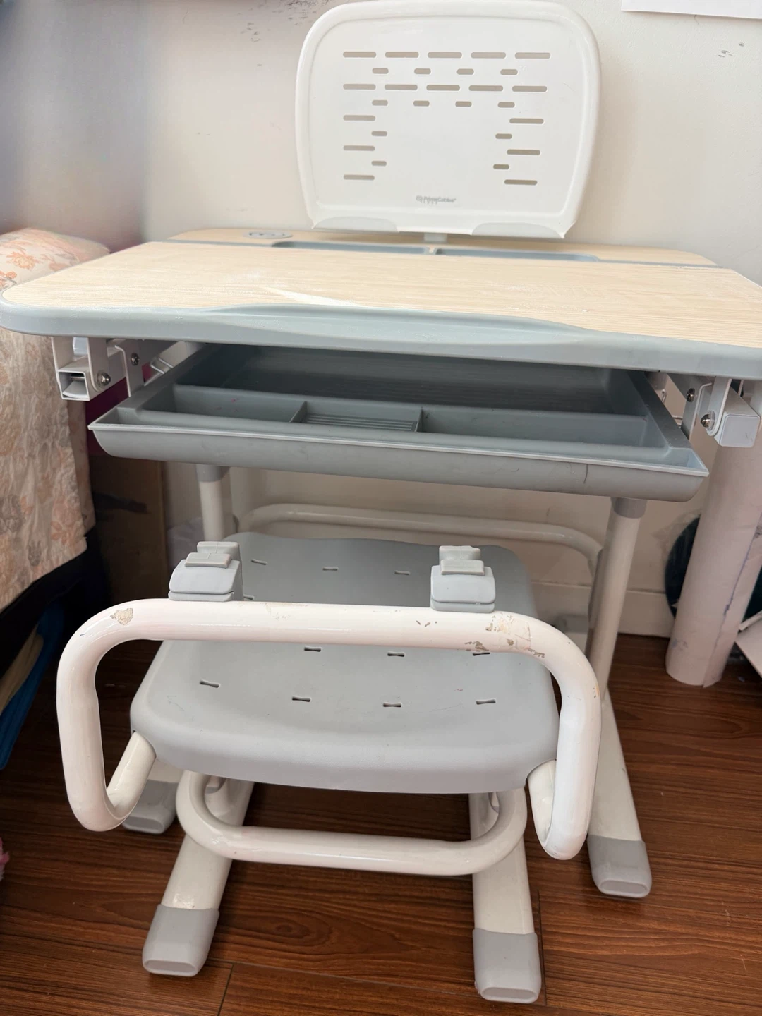 Kids Desk Height Adjustable -Like New - photo 4