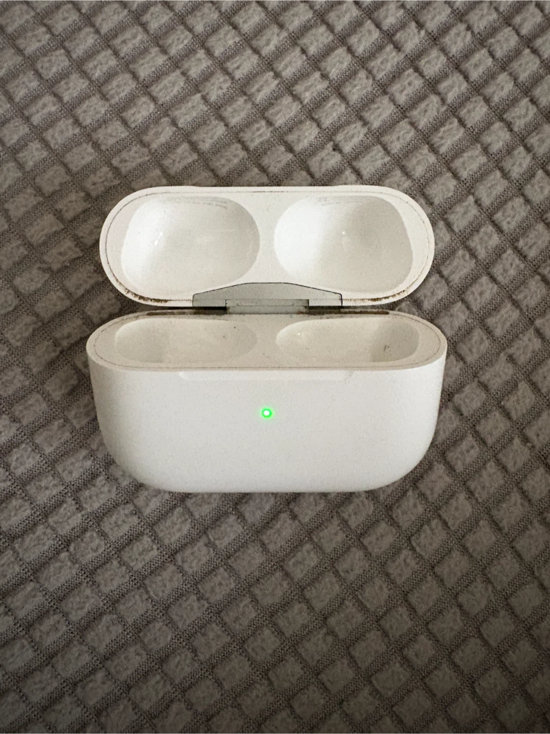 Apple AirPods Pro Wireless Charging Case - photo 2