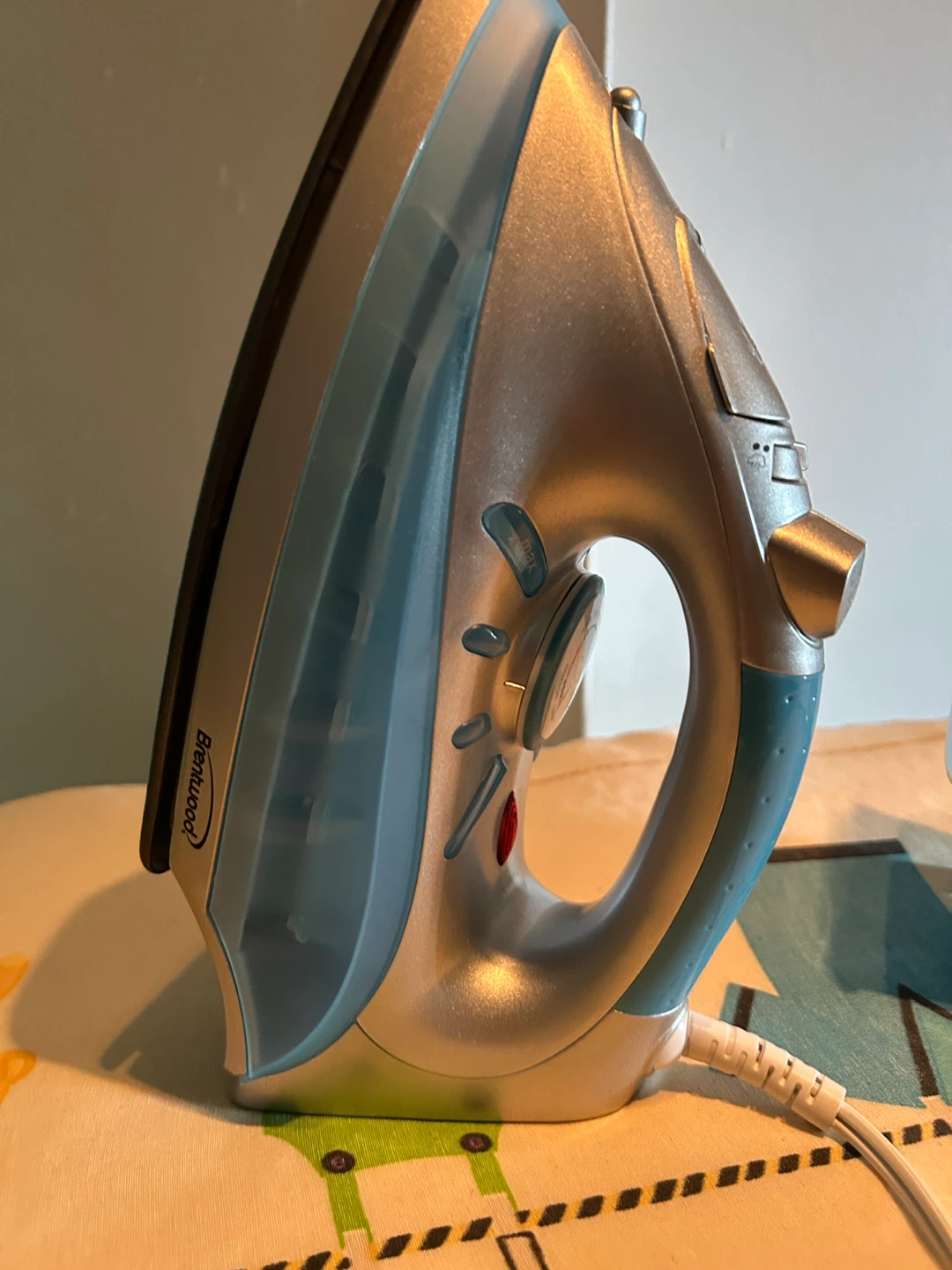 Two Clothing Irons: Brentwood and Shark - photo 3