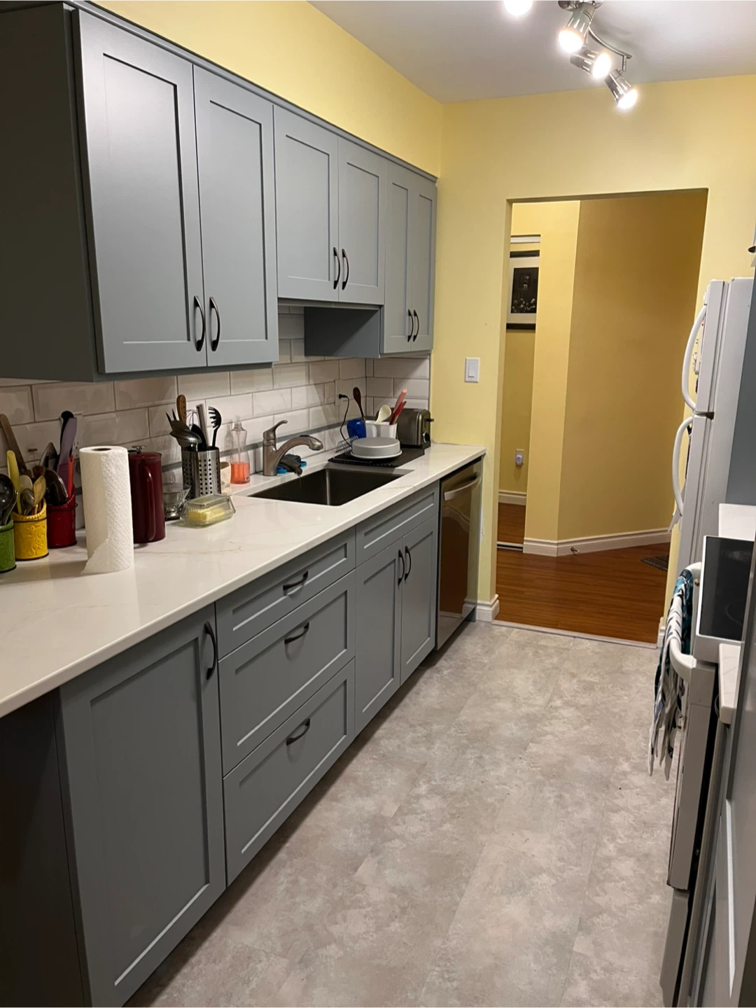 Room for Rent in a 2-bed, 1-bath condo (Lougheed Town Centre) - photo 5