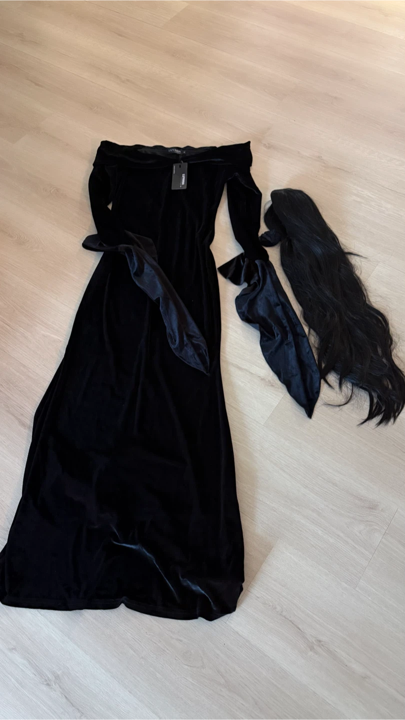Morticia Halloween costume