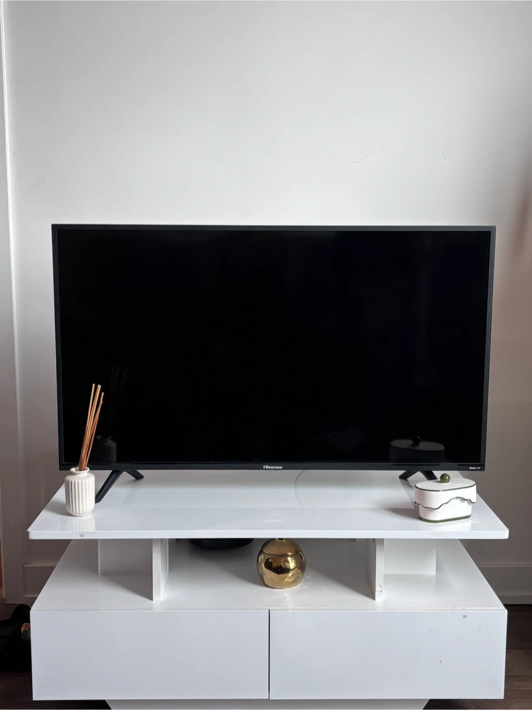 Hisense Roku TV & Coffee Table