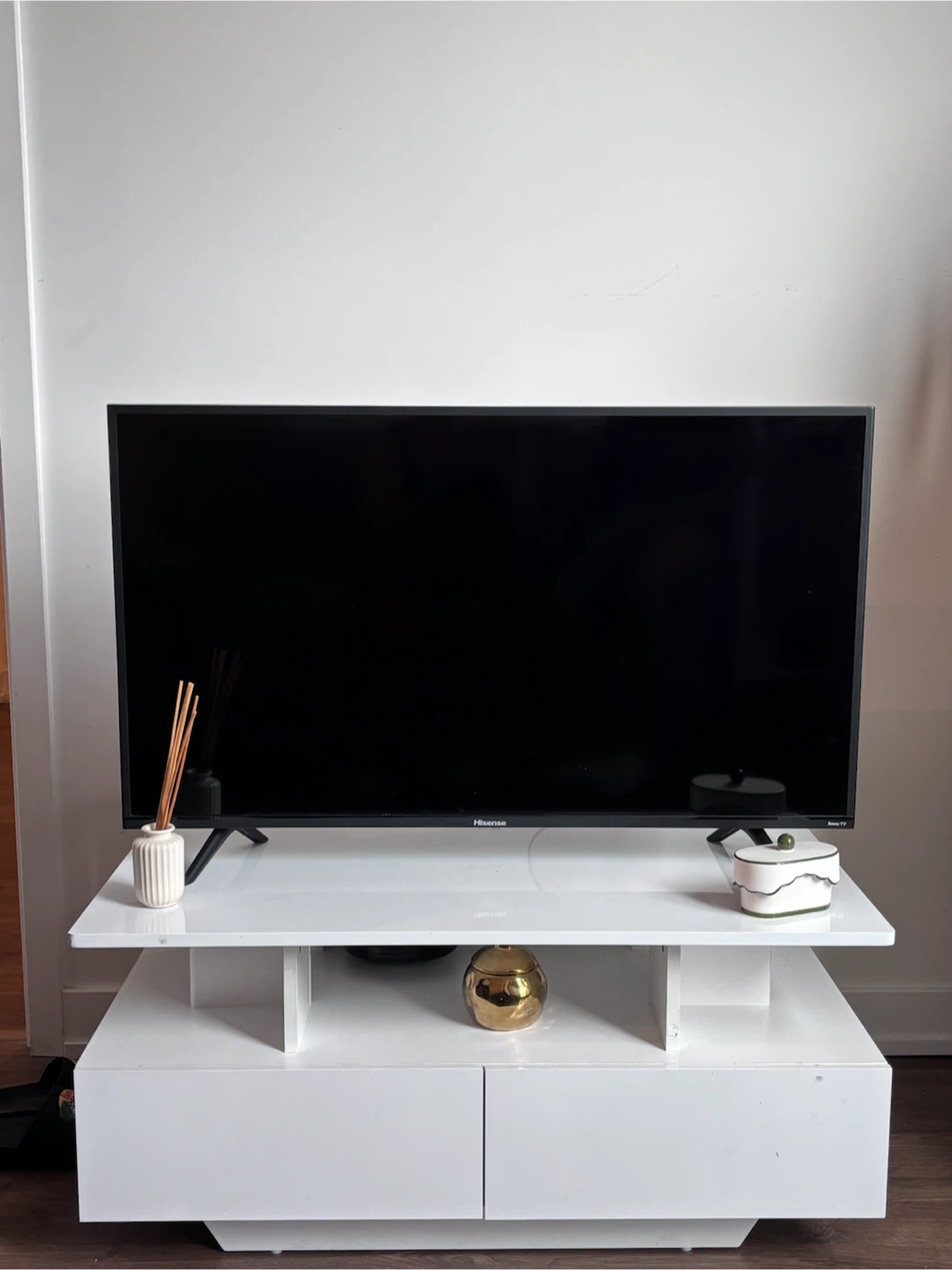 Hisense Roku TV & Coffee Table - photo 3
