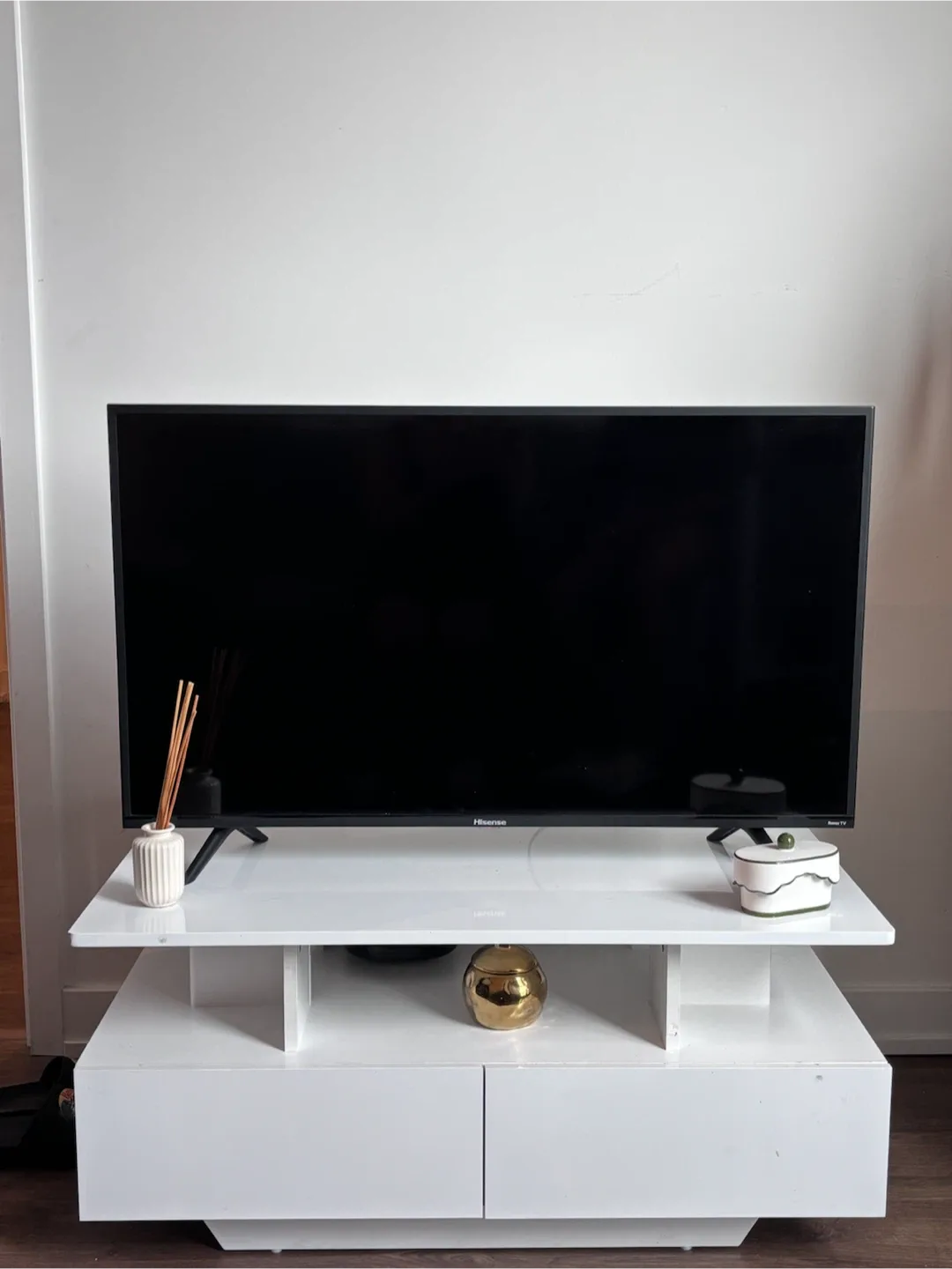 Hisense Roku TV & Coffee Table - photo 3