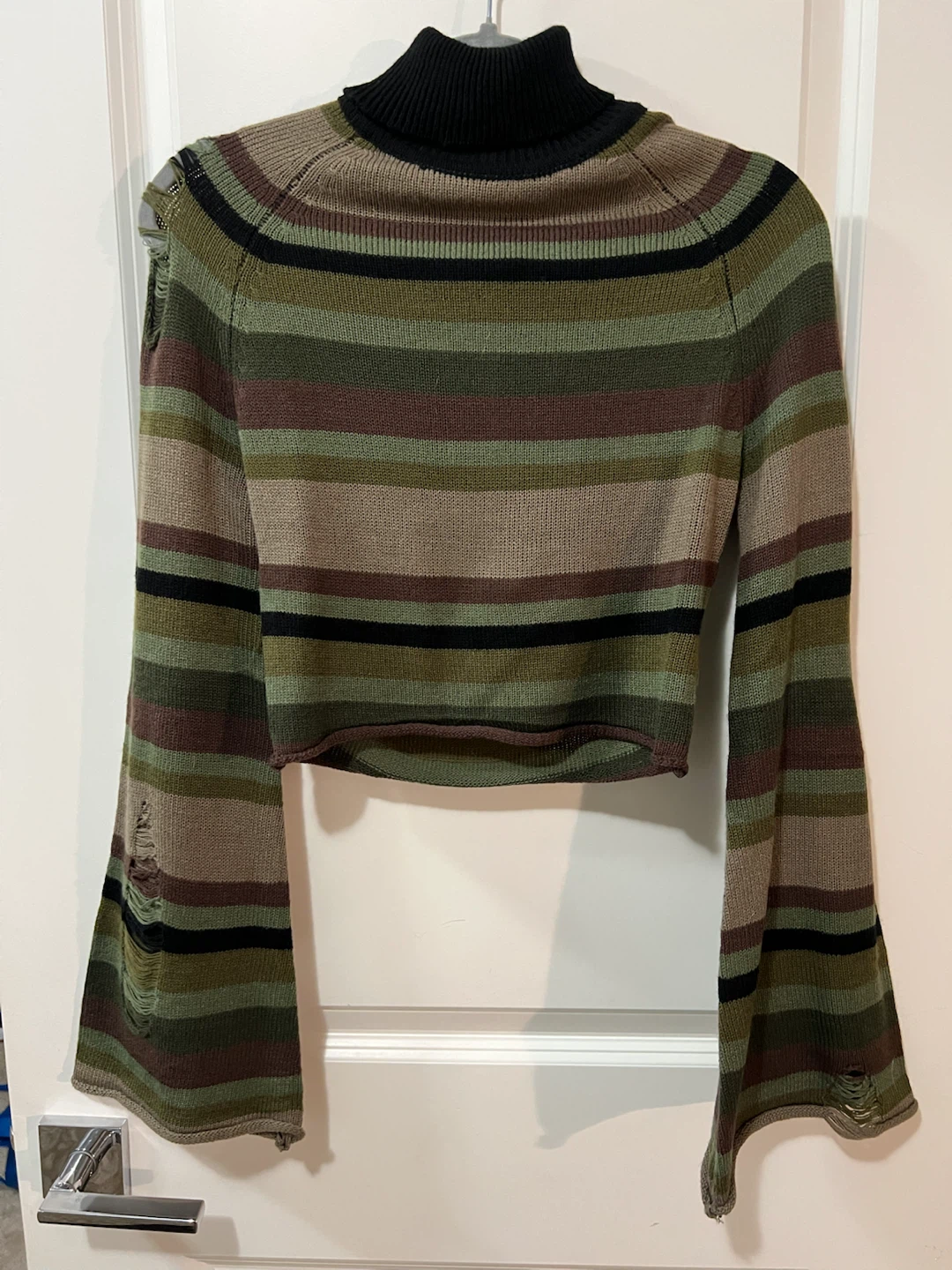 Cute green turtleneck!