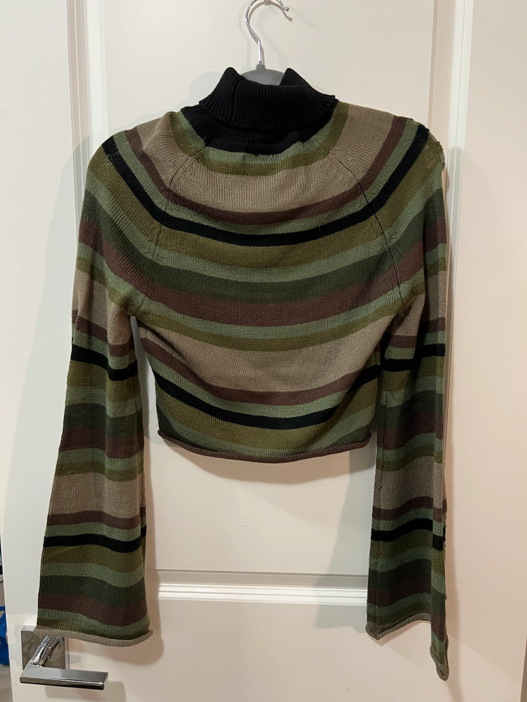 Cute green turtleneck! - photo 2