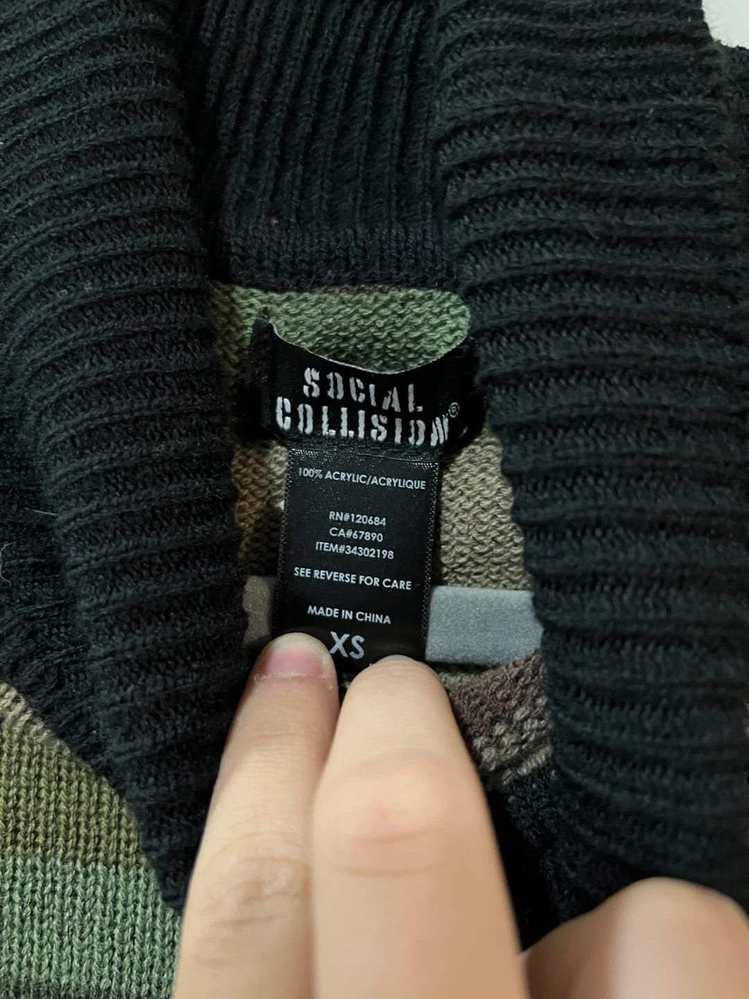 Cute green turtleneck! - photo 3