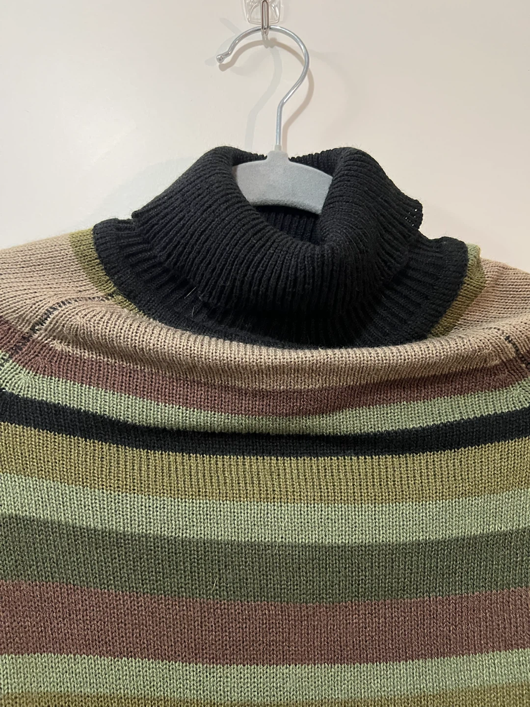 Cute green turtleneck! - photo 5